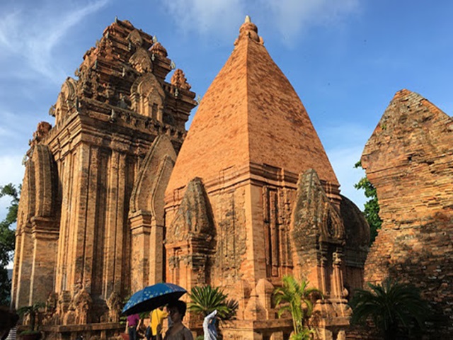 Tháp bà Ponagar - địa điểm du lịch Nha Trang với kiến trúc độc đáo
