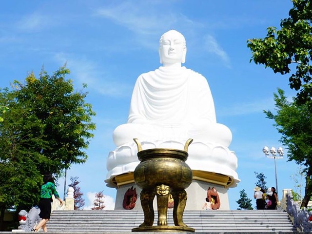 Chùa Long Sơn - địa điểm du lịch Nha Trang tuyệt đẹp